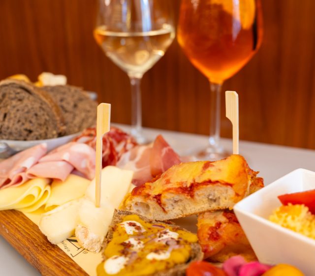 Tagliere di salumi e formaggi per l’aperitivo