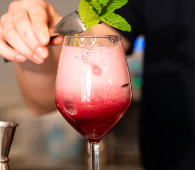 Cocktail rosa con foglia di menta