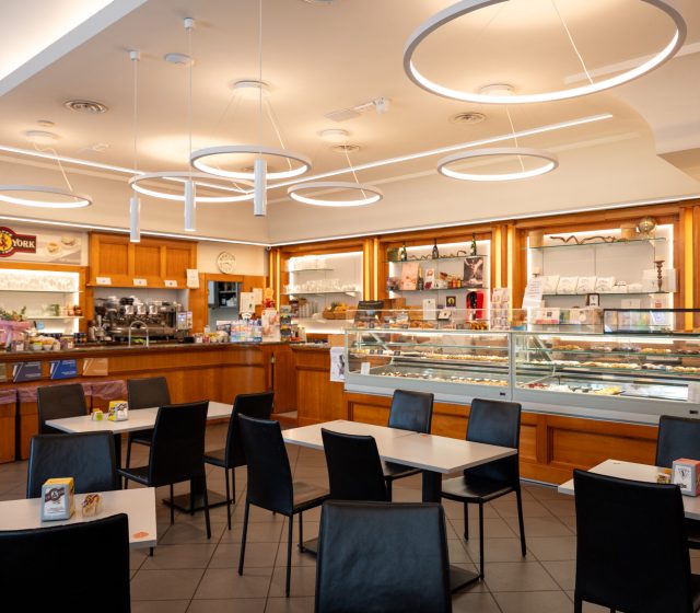 Il banco e la sala di Caffè Valiani